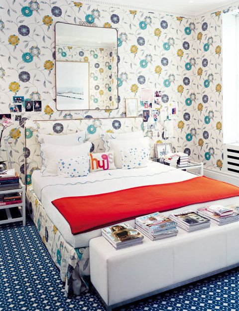 <p>
Las paredes del dormitorio principal se tapizaron con una tela de Osborne &amp; Little, al igual que el cabecero y <br />el cubrecanapé. La cama es de D. Porthault y las lamparitas, de Philippe Starck para Flos.</p>