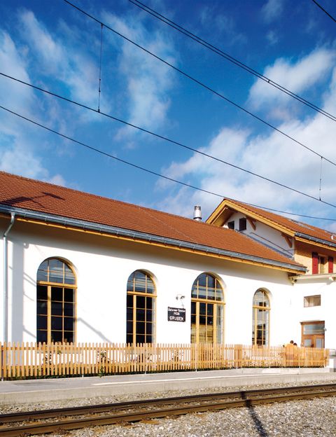 <p>La estación Gruben comenzó a operar en 1904 en la línea del ferrocarril de vía estrecha Montreux-Berner-Oberland. Por ella todavía pasan los trenes y, si se solicita, incluso paran a la puerta de la vivienda.</p>
