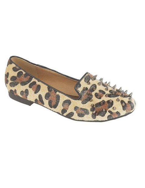 <p>Slippers de leopardo con pinchos de <strong>In love with fashion.</strong></p>