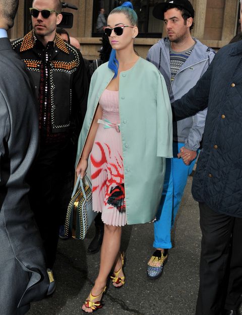 <p>De nuevo vimos muy original (y de nuevo muy seria) a <strong>Katy Perry</strong> con su abrigo con volumen verde 'mint', vestido rosa palo tableado, bolso de mano azul con tachuelas y sandalias amarillas con detalles en rojo.</p>