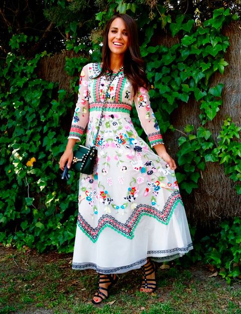 <p>Nuestra bloguera subió una foto&nbsp;en su cuenta de Instagram con un romántico vestido de flores bordadas y el resutlado fue un total de 20.588 me gusta y 251 comentarios. El diseño de la firma <strong>Mioh</strong> fue todo un 'must have'.</p>
