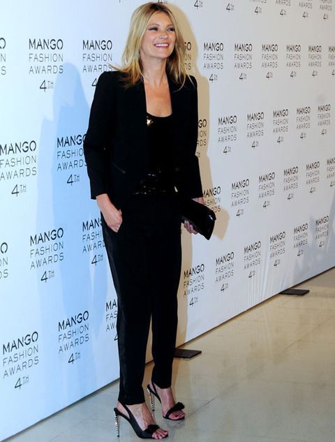 <p>Era la invitada más esperada. <strong>Kate Moss</strong> posó en el photocall muy elegante y sencilla con un total black look&nbsp;con top de paillettes y unas espectaculares sandalias con tacón joya.</p>