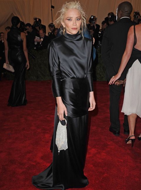 <p>No terminamos de ver el look de <strong>Mary Kate Olsen</strong>. El vestido negro de su propia firma, <strong>The Row</strong>, no le sienta demasiado bien. Pero lo que sí que no entendemos es por qué se hizo eso en el pelo y por qué se pasó con los polvos de sol.</p>