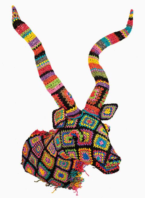 <p>Koudou Crocheté está hecho con bolsas de plástico recicladas. De Mahatsara, 2.990 €. </p>