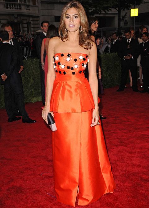 <p><strong>Eva Mendes</strong>&nbsp;también se apuntó a esta tendencia en faldas con su diseño naranja palabra de honor con aplicaciones en negro y blanco de <strong>Prada</strong>.</p>