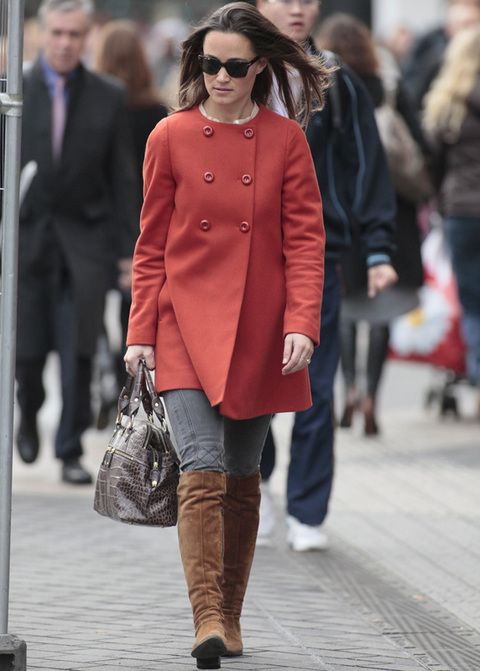 <p>Se ha convertido en la mejor embajadora de la firma española y se apunta a todos sus hit, incluido este abrigo rojo baby doll de doble botonadura.</p>