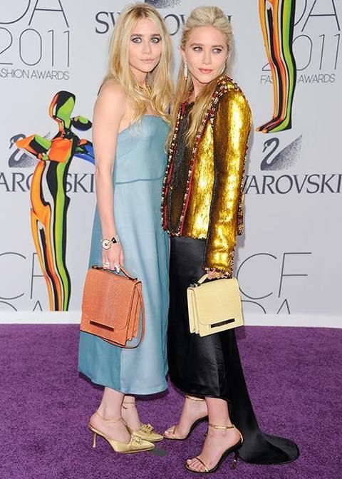 <p>Dónde: CFDA Fashion Awards 2011.</p><p>Qué llevaban: Mientras que Ashley apostó por un vestido de su firma en azul pastel, Mary-Kate prefirió una llamativa chaqueta dorada de Chanel.</p>
