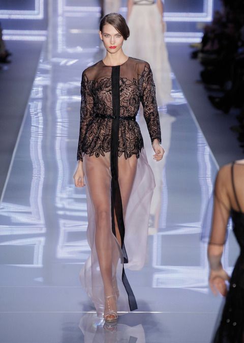 <p>Romántico y sexy, así es este outfit soft de <strong>Dior.</strong> La falda totalmente transparente acompaña y acaricia la piel de la persona que tenga el placer de llevarla. Enamoradas de los bordados y el detalle de la pieza superior. </p>