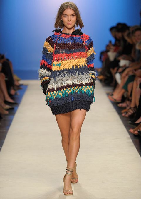<p>Estamos convencidas de que este jersey de lana fría en multicolor colgará de las perchas de las cadenas textiles más conocidas. <strong>Se inspira en el desfile de Isabel Marant.</strong></p>