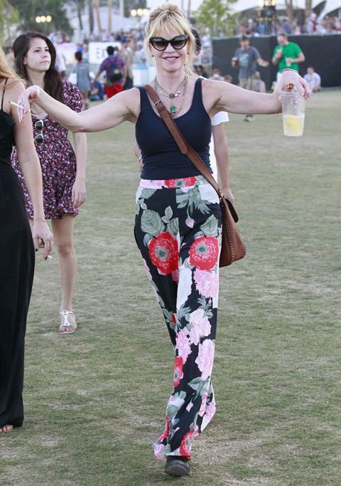 <p>La esposa de Antonio Banderas dejó todo el protagonismo de su outfit sobre unos pantalones de estampado floral. Fiel a su estilo, no se desprende de sus collares. Por el gesto divertido, parece que se lo pasó en grande en el festival. </p>