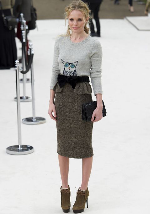<p><strong>Kate Bosworth</strong> 100% trendy con falda lápiz, jersey de búho, cinturón lazo negro y originales botines en el desfile de <strong>Burberry.</strong></p>