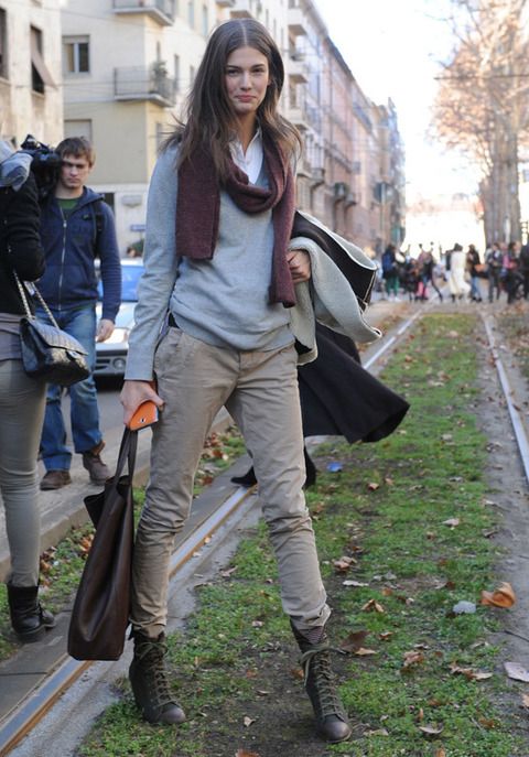 <p>Tonos claros para un look apto para casi todo tipo de situaciones. Nos gusta el toque del pañuelo granate sobre el jersey de pico con camisa y las cuñas verdes anudadas.</p>