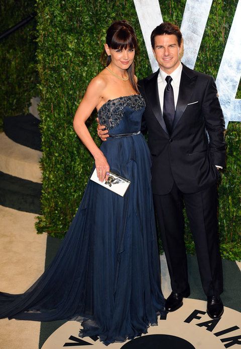 <p><strong>Katie Holmes y Tom Cruise</strong> se dejaron ver en una de las fiestas de la noche. Katie eligió un vestido <i>strapless </i>azul marino de Elie Saab.</p>