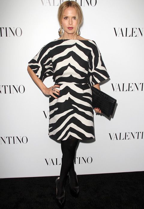<p>La estilista de los famosos <strong>Rachel Zoe</strong> con vestido de print de zebra en blanco y negro y complementos en total black.</p>