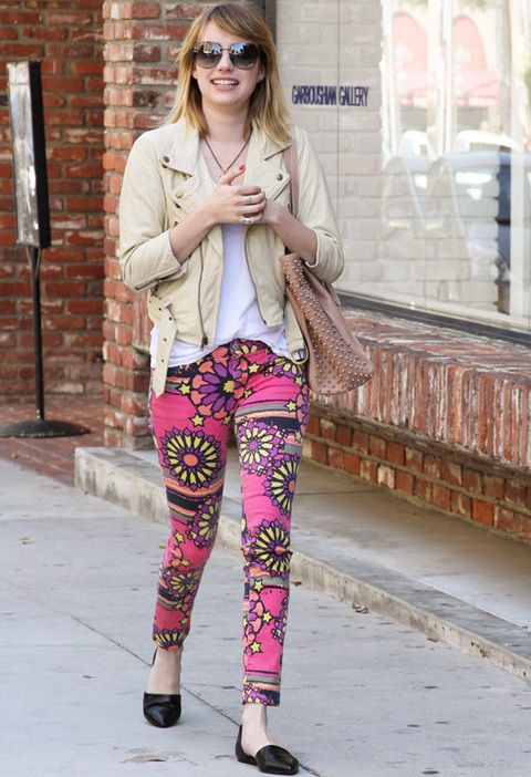 <p><strong>Emma Roberts</strong> no tuvo el día al apostar con estos pantalones 'flower power' en fucsia y amarillo.</p>
