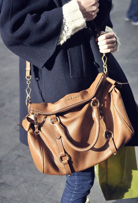 <p>Nos enamoramos de este bolso color marrón de<strong> Miu Miu </strong>que completaba un outfit perfecto.</p>