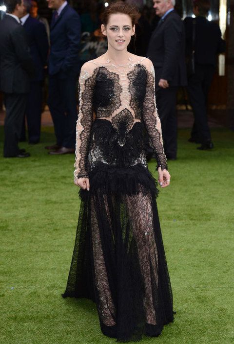 <p>También de negro, con transparencias, de estilo gótico y de una gran firma como es <strong>Marchesa</strong>, pero con un resultado totalmente contrario al de Charlize. <strong>Kristen Stewart</strong> no defiende su look con tanto estilo.</p>