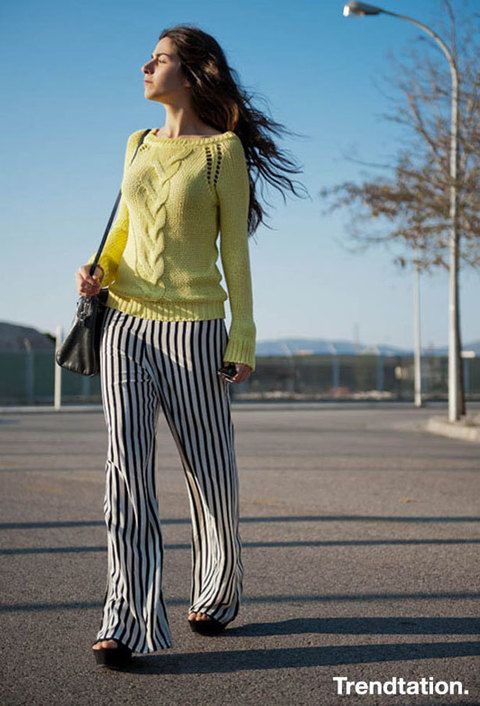 <p>Montse no ha dudado en hacerse con este jersey trenzado de color amarillo de Zara, y lo cierto es que queda genial combinado con los pantalones de rayas, el resultado es alegre, primaveral y de lo más original. ¡Nos encanta!</p>