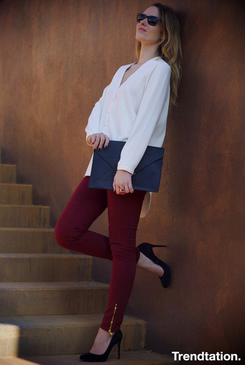 <p>Si no te apetece complicarte, apuesta por lo sencillo, como Maca: una bonita blusa blanca, jeans de este color, clutch tipo sobre y unos elegantes stilettos. ¡Perfecta!</p>