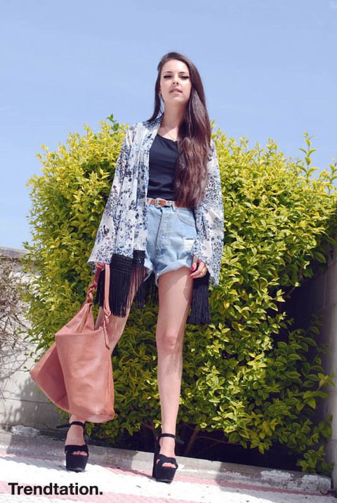 <p>Zaira combina sus shorts de estilo retro, con vuelta y de cintura alta, con un bonito kimono con flecos y sandalias con maxi plataforma. ¡Perfecta!</p>