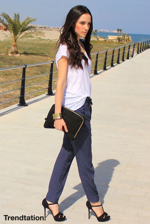 <p>Rosalia combina estos pantalones de Zara con una sencilla pero favorecedora camiseta blanca, sandalias negras con taconazo y clutch también en negro, ambos de Zara. ¡Nos encanta!</p>