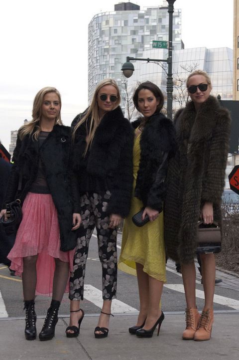 <p>Este grupo de fashionistas representa el galmour que se vive en torno a la pasarela neoyorquina. faldas asimétricas, abrigos de piel y accesorios perfectos.</p>