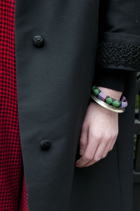 <p>Pierde el miedo a sumar tejidos y añadir diferentes pulseras a tu outfit. Ficha en los detalles bordados del abrigo y el fantástico tweed rojo.</p>