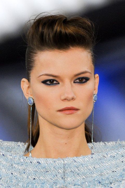 <p>El tupé es la opción elegida por <strong>Chanel</strong>: lo acompaña de un maquillaje de ojos cargado en tono azul marino y colorete rosa oscuro que marca los pómulos.</p>