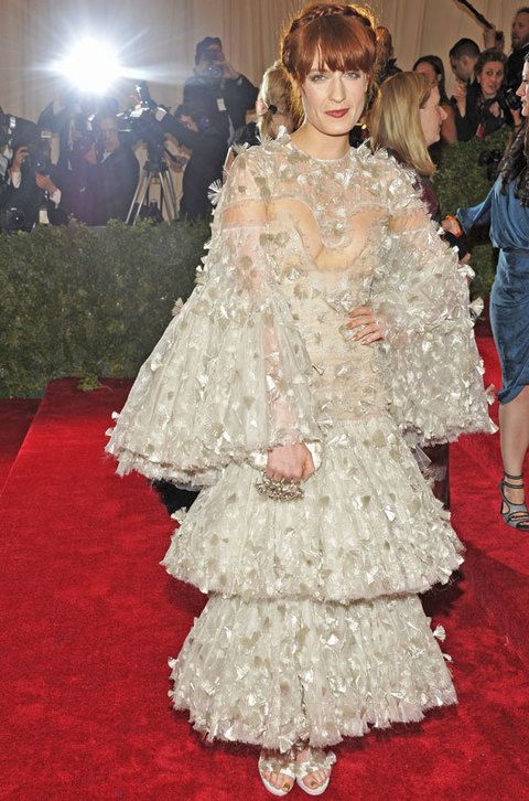 <p>Era previsible el estilismo de <strong>Florence Welch</strong> que se entregó al exceso con este vestido de organza bordada con maxivolantes de <strong>Alexander McQueen.</strong></p>