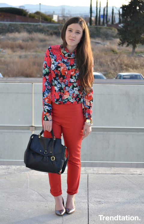 Blusa negra con online flores rojas