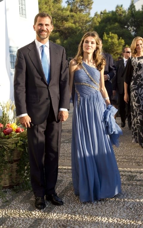 <p>El azul fue el color escogido por los príncipes en la boda de Nicolás de Grecia. El príncipe Felipe lo lució en su corbata y Letizia en su vestido en tonalidad celeste, con detalles brillantes, de inspiración griega, muy acorde con el evento.</p>