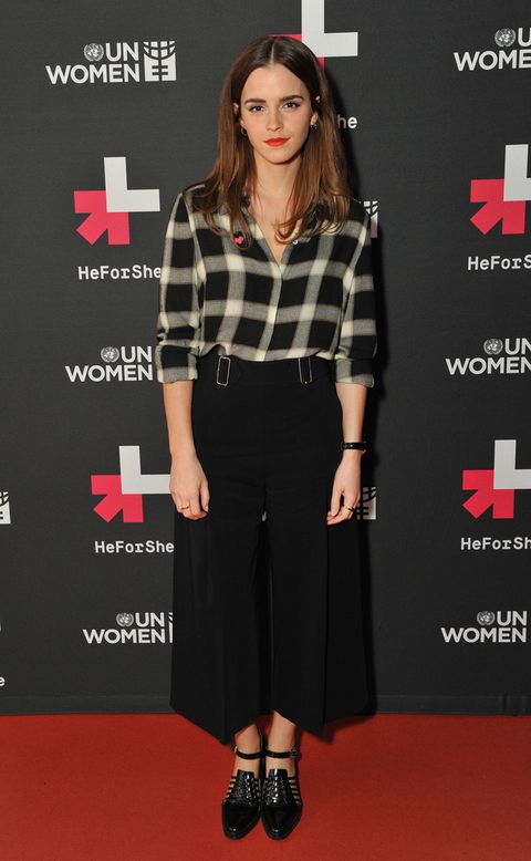 <p><strong>Emma Watson</strong> se apunta a los pantalones de moda con este modelo negro combinado con camisa de cuadros. El look lo firma &nbsp;<strong>A.L.C.</strong> y lo combina con unos zapatos de <strong>Purified</strong>.&nbsp;</p><p>&nbsp;</p>
