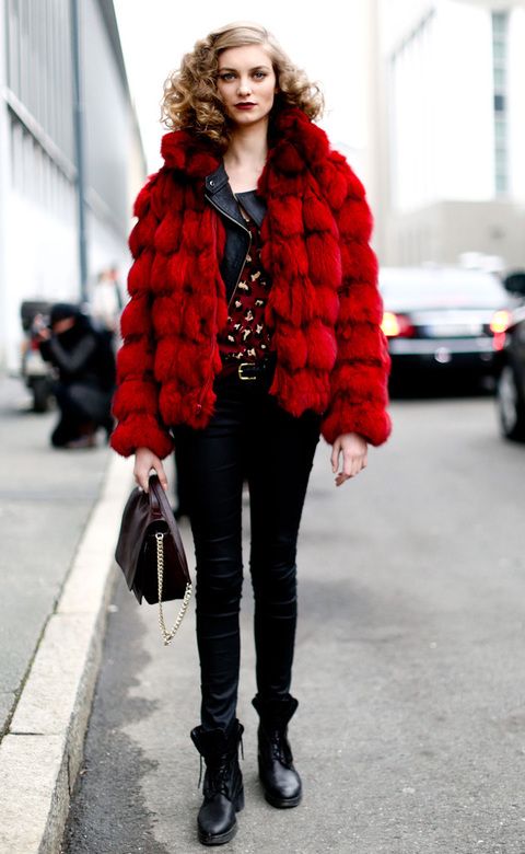 <p>Las pieles se actualizan todas las temporadas. Un ejemplo, es este chaquetón de pelo largo en rojo con el que, además de protegerte del frío, no tendrás que preocuparte por el resto de tu 'outfit'.</p>