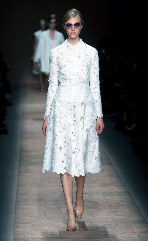 <p>Con un conjunto de dos piezas de encaje, <strong>Valentino </strong>muestra su lado más elegante. La falda, de inspiración 'fifties'.</p>