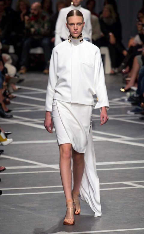 <p>Falda tubo con prolongación en la parte trasera y chaqueta con cuello redondo, de <strong>Givenchy.</strong></p>