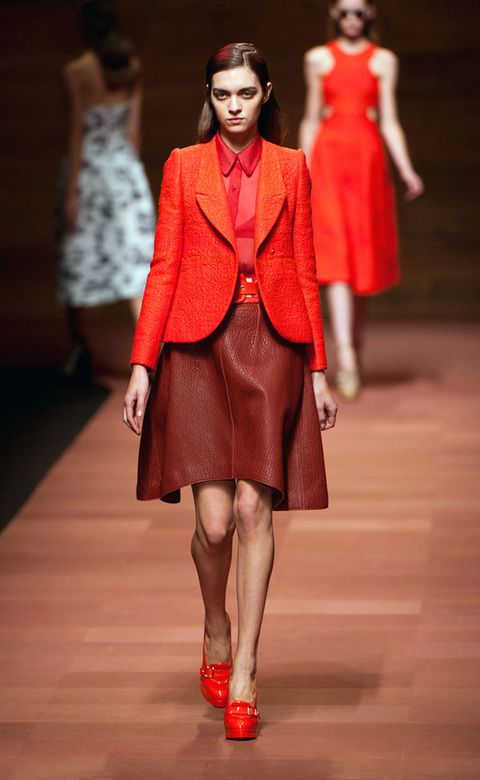 <p>Look todo en rojo: blazer, blusa semitransparente, falda en cuero y plataformas tipo mocasín de Carven. </p>