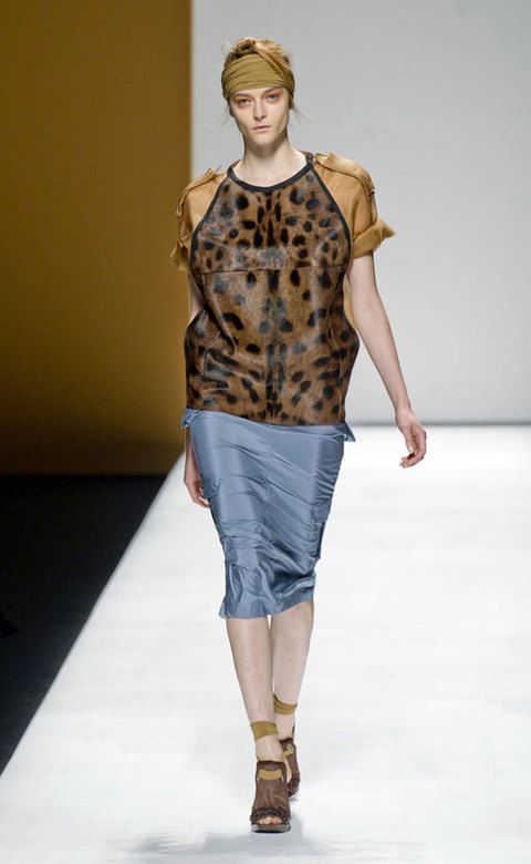 <p>Falda de tubo con camiseta XL con 'print' de leopardo y mangas en tono tierra, de <strong>Max Mara</strong>.</p>