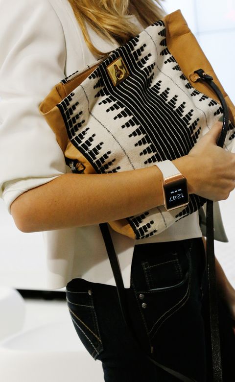 <p>El bolso de Hoss Intropia, con estampado en blanco y negro, es perfecto para una intensa jornada de trabajo y combina perfectamente con el Samsung Galaxy Gear de Mirian.&nbsp;</p>