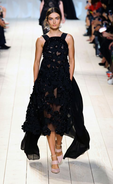 <p>Vestido negro de<strong> Copping para Nina Ricci</strong> asimétrico, con transparencias y falda voluminosa.</p>