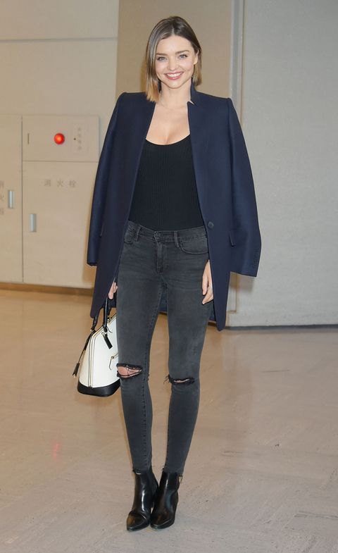 <p>Si vas a coger un avión puedes inspirarte perfectamente en este estilismo de <strong>Miranda Kerr</strong> para ir al aeropuerto: top negro básico, jeans pitillo rotos por la rodilla, abrigo ligero en azul marino, botines negros y bolso en bicolor.&nbsp;</p>