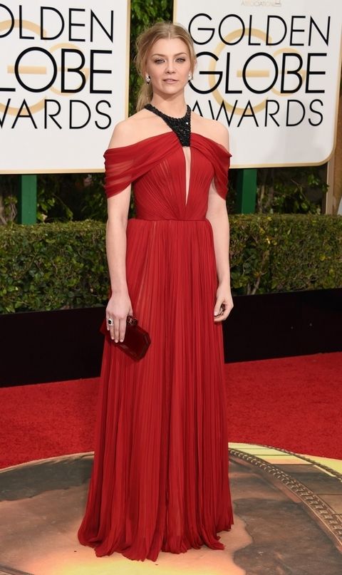 <p>La actriz de 'Juego de Tronos', <strong>Natalie Dormer,</strong> con vestido plisado en rojo y escote halter con detalle negro de <strong>J. Mendel</strong> de lo más elegante.</p>