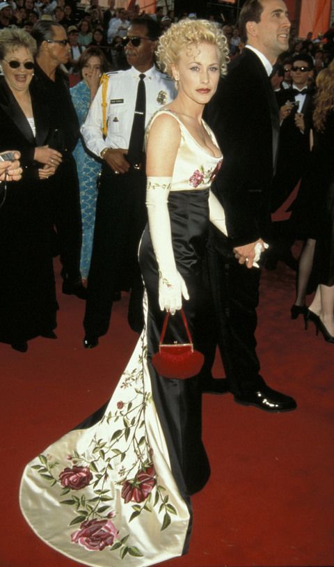 <p>Siempre ha tenido un particular estilo y lo ha defendido sobre la alfombra roja, como esta ceremonia de los Oscar en 1997.&nbsp;</p>