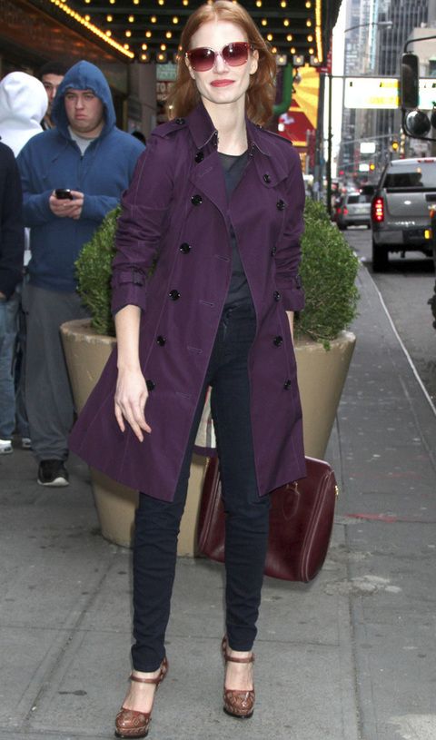 <p>Otro look de calle que nos ha gustado ha sido el de la actriz <strong>Jessica Chastain</strong> con pitillos de talle alto y t shirt, bolso burdeos y salones vintage. ¿Nuestra prenda favorita? El trench morado abotonado.</p>