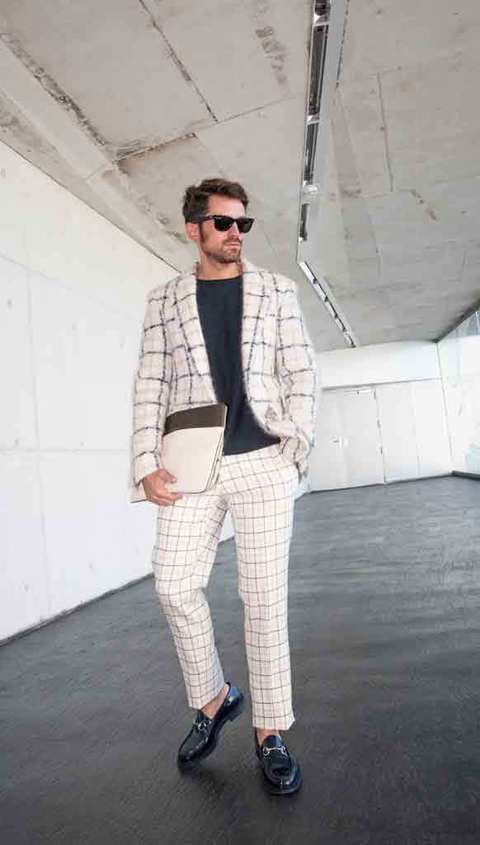 <p>Un total look de Avellaneda, zapatos de Gucci, portadocumentos de Dries Van Noten y gafas de Ray Ban: perfecto para el front row.</p>