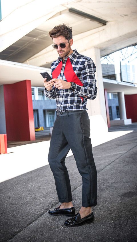 <p>Alberto revisa la agenda del día en su nuevo&nbsp;<strong><strong>Samsung Galaxy S6 edge +</strong> </strong>cuyo diseño va perfectamente a juego con un look perfecto con toques de estilo: camisa de Givenchy, pantalón de Lanvin, zapatos de Yves Saint Laurent y gafas de sol de Ray Ban.&nbsp;</p>