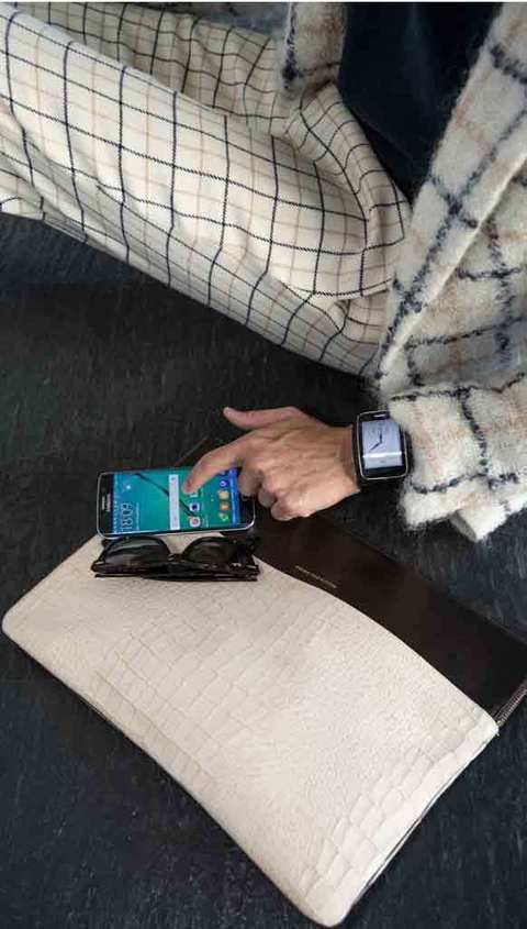 <p>Alberto inicia la segunda jornada de MBFWM apostando por la moda española y por la innovación: traje de Juan Avellaneda <strong>Samsung Galaxy S6 edge +</strong> y smartwach <strong>Gear S con brazalete diseñado por Alvarno en cocodrilo negro. </strong></p>