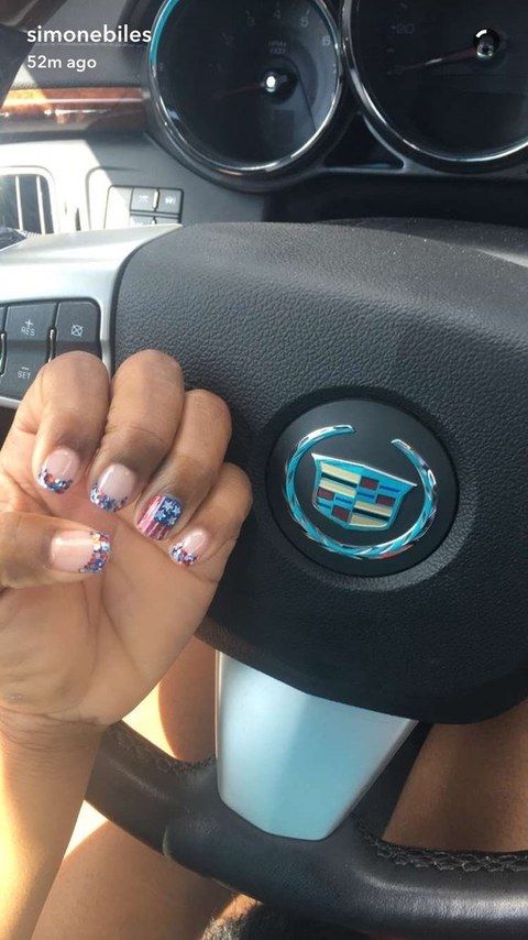 <p>La joven gimnasta de 19 años, a quien algunos comparan con la mítica Nadia Comaneci, mostró con esta foto sus uñas olímpicas en Snapchat.</p>