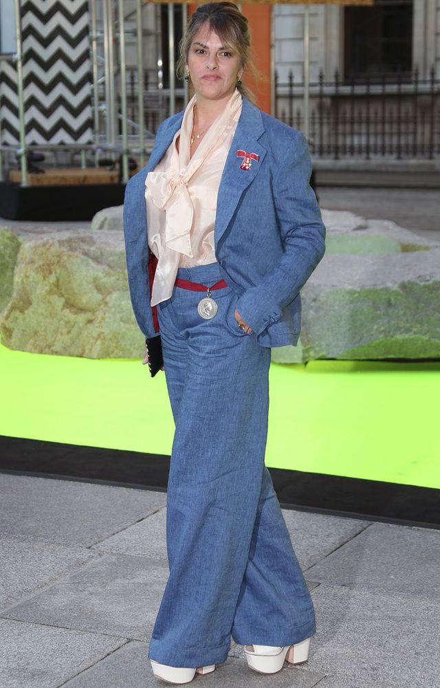 <p>Un desastre fue el estilismo denim escogido por <strong>Tracey Emin</strong> de pantalones anchos, camisa con lazada y plataformas blancas.</p>