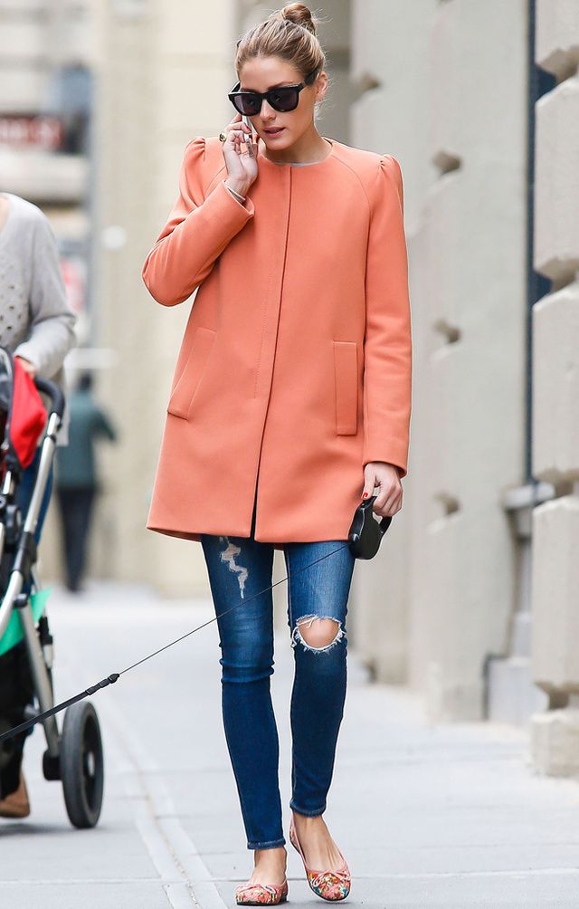 <p>Fichamos este outfit de 10 by<strong> Olivia Palermo</strong> con&nbsp;abrigo lady naranja de <strong>Zara</strong>, pitillos denim y bailarinas multicolor. Todo un acierto también el moño top knot.</p>
