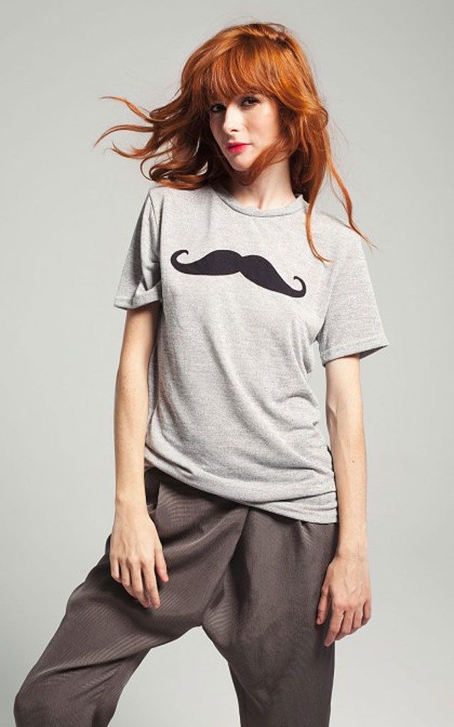 <p>Camiseta básica '<strong>Roxane</strong>' en gris con el bigote que ha triunfado entre las 'celebs' impreso en la parte central (56 €).</p>